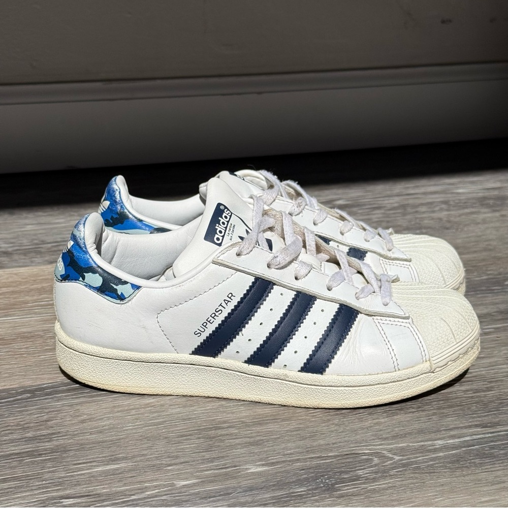 adidas superstar J shell toe sneakers size 4 white and navy blue